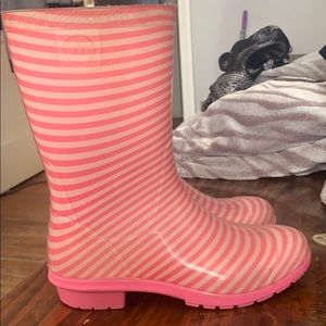 Girls rainboots with light and dark pink stripes